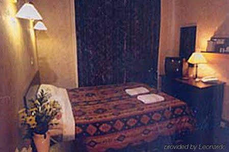 Four Stars Hotel Лондон Екстериор снимка